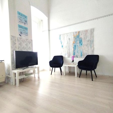 Free Parking Garage! Downtown Apartment Close To New York Cafe Budapest Extérieur photo