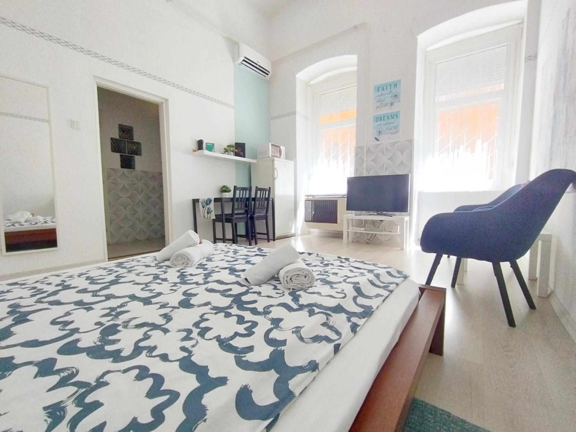 Free Parking Garage! Downtown Apartment Close To New York Cafe Budapest Extérieur photo