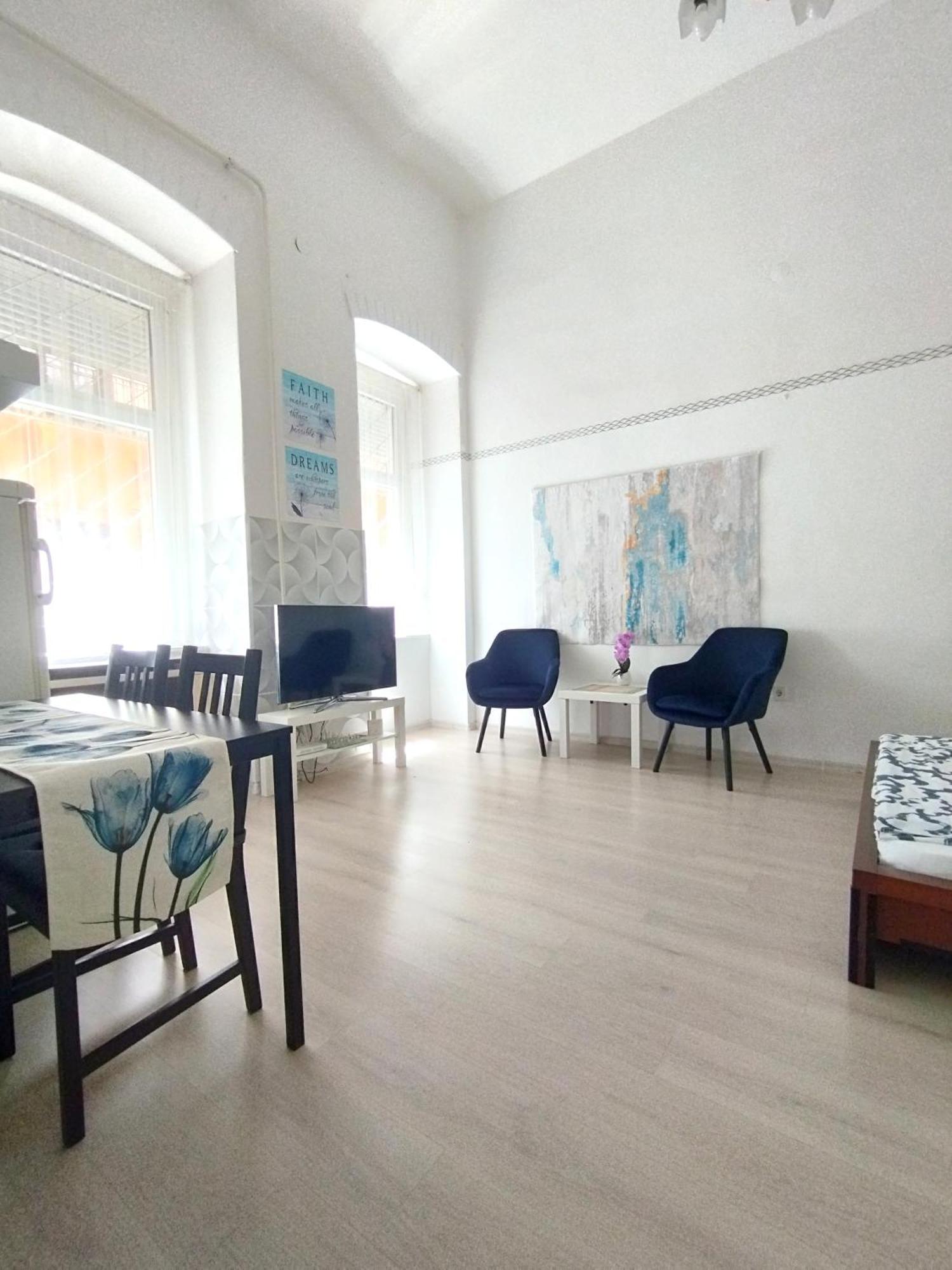 Free Parking Garage! Downtown Apartment Close To New York Cafe Budapest Extérieur photo